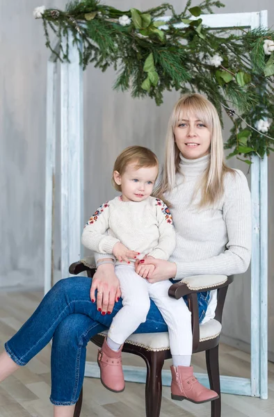 Retrato Mamá Joven Junto Con Niño Pequeño Interior Habitación — Foto de Stock