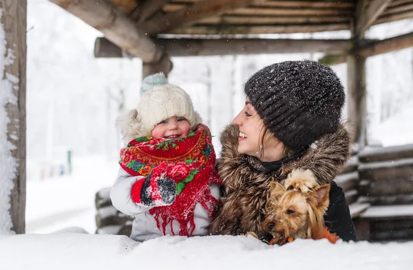 Young mother and her daughter at winter day — Stock Photo, Image