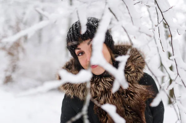 Kış soğuk kış günü açık havada adlı genç bir kadın portresi. Sıcak giysiler içinde kadın yüzü — Stok fotoğraf