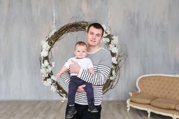 Retrato de estilo de vida de papá e hijo de un año de edad . — Foto de Stock