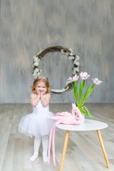 Linda menina modelo vista em um vestido branco de luxo e tulipas — Fotografia de Stock