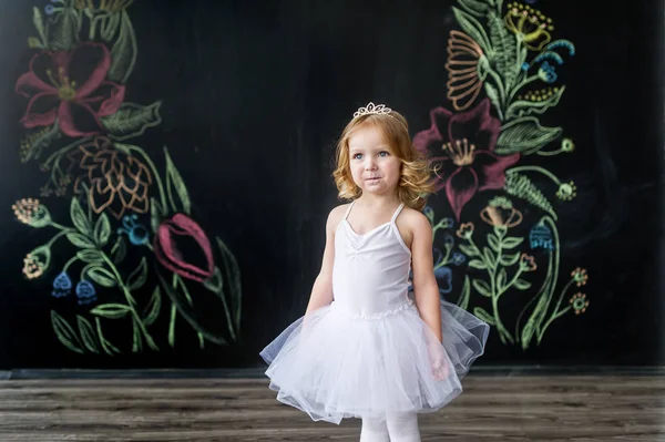 Pequena bailarina em vestido branco — Fotografia de Stock