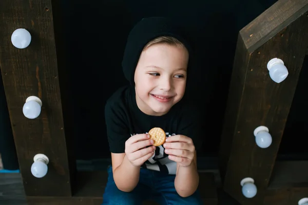 Young smiling boy eating cookie. Closeup — Stock Photo, Image