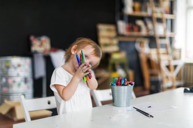 Renkli kalemler ile güzel genç çocuk