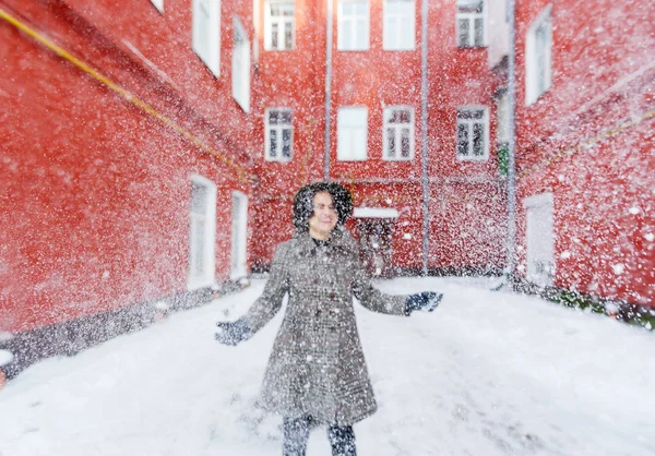 La muchacha hermosa en el sombrero sobre el fondo de nieve —  Fotos de Stock