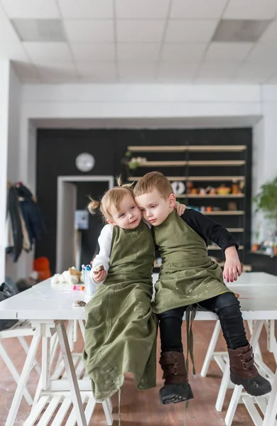 Brother embraces little sister — Stock Photo, Image