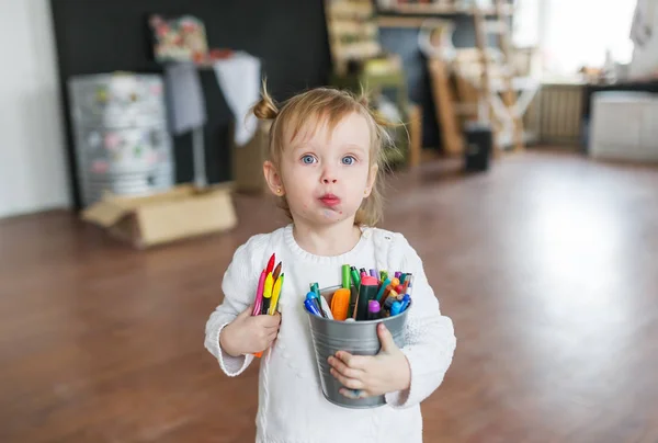 Hermoso niño con lápices de color — Foto de Stock