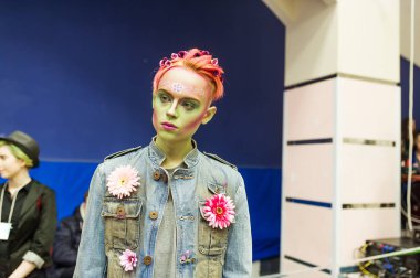 Bir yazarın saç modeli ile şık modeli. Cosplay karakter 