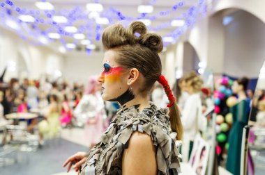 Bir yazarın saç modeli ile şık modeli. Cosplay karakter 