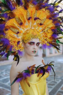 Tavus kuşu bir saç modeli olan kadın. Cosplay karakter 