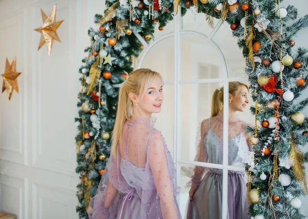 Красивая женщина в зеркале волшебным образом отражала улыбки в рождественском интерьере — стоковое фото
