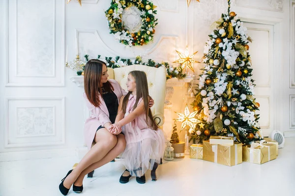 Uma jovem e feliz mãe e filha no interior do Natal — Fotografia de Stock