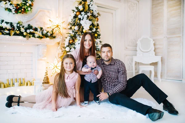 Porträt einer glücklichen Familienmutter, eines Vaters und zweier entzückender Kinder, die Weihnachten feiern. — Stockfoto