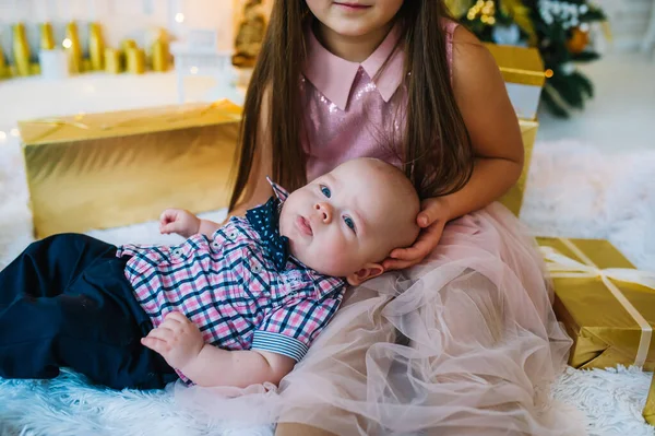 Bebé y niña en Navidad. Tiempo en familia Ambiente de vacaciones. Primer plano. — Foto de Stock