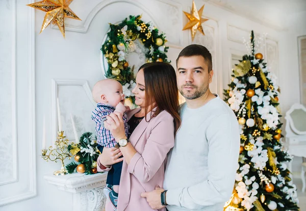Glückliche Familienmutter, Vater und entzückender kleiner Sohn feiern Weihnachten. — Stockfoto