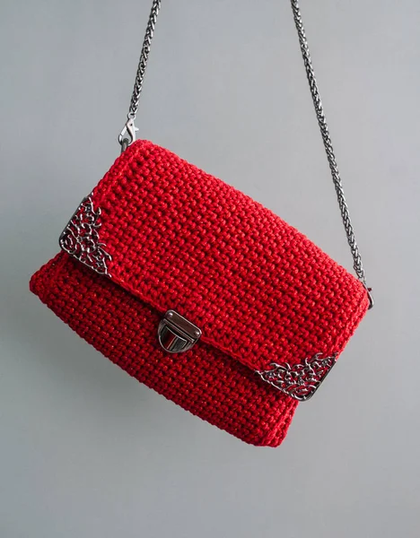 Saco de malha de crochê vermelho, feito de fio de nylon isolado em fundo cinza . — Fotografia de Stock