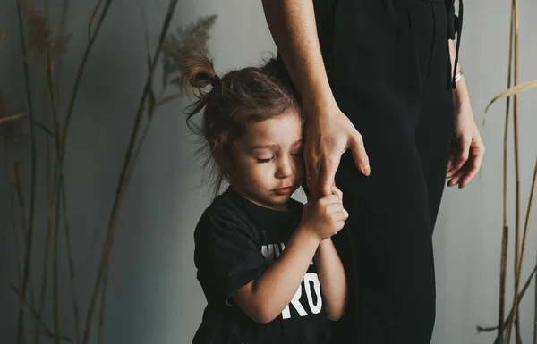 Depression daughter hugging her hand of mother with sad face. — Stock Photo, Image