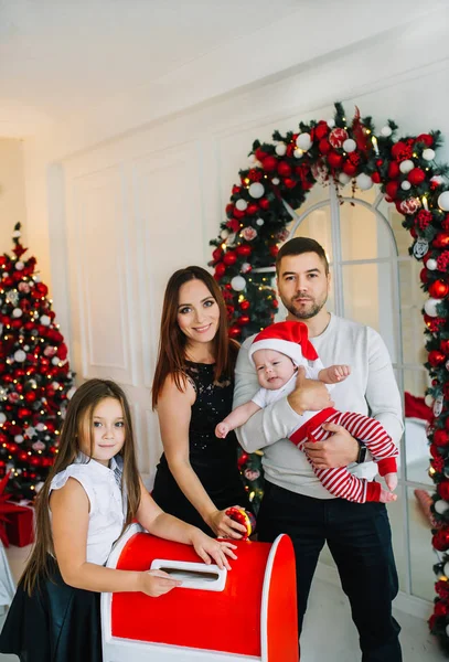 La niña envía una carta a Santa. Retrato de navidad familiar . — Foto de Stock