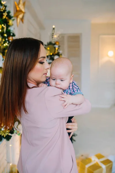 Hermoso retrato de lindo niño y su madre feliz — Foto de Stock