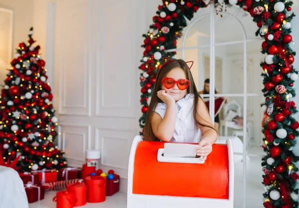 Ragazza divertente invia una lettera a Babbo Natale. Prepararsi per il Natale e ordinare regali da Babbo Natale . — Foto Stock