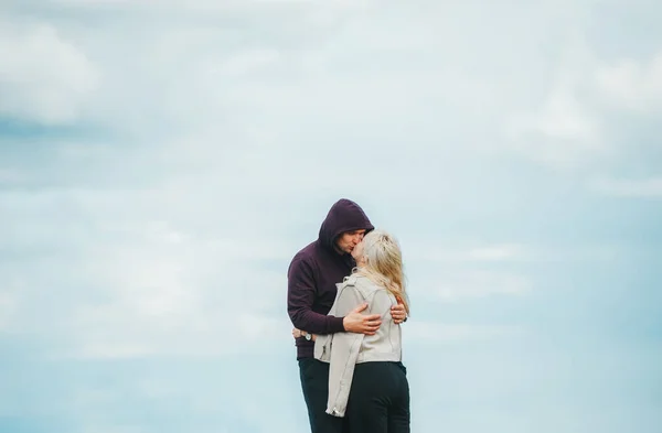 Romantic kiss of couple oj blue sky background — Stock Photo, Image