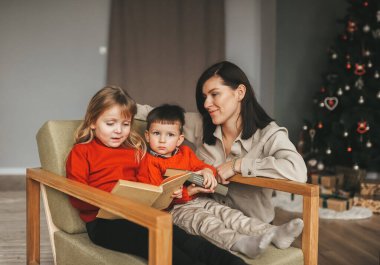 Yılbaşı kitabında çocuklu bir anne..