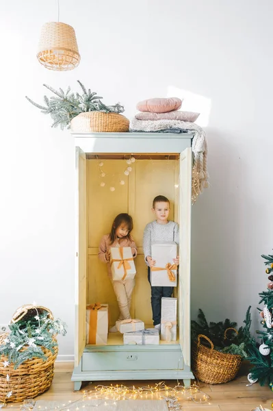 Dos niños pequeños en el armario . — Foto de Stock