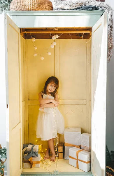 Niña en el armario . — Foto de Stock