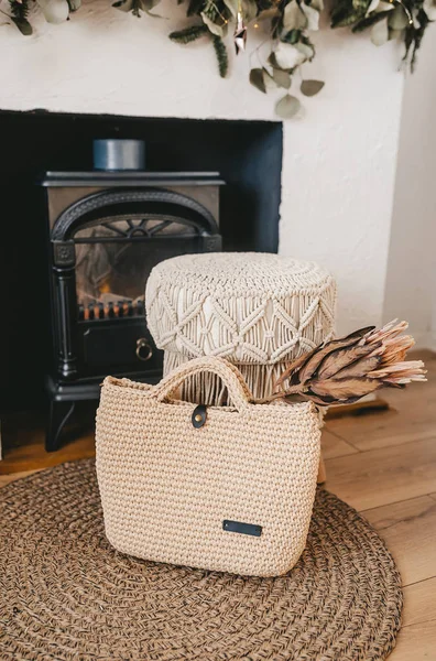 Decoración de Navidad frente a la chimenea en el suelo de madera. bolsa de punto en un enfoque — Foto de Stock