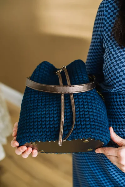 Una bolsa de punto azul para damas en las manos. Vista de cerca . —  Fotos de Stock