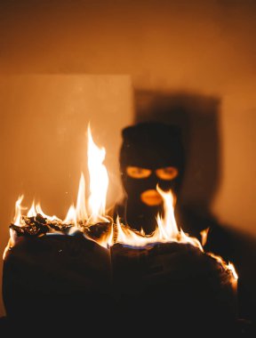 Siyah tesettürlü güzel, çaresiz Müslüman kadın gazeteyi yakıyor..