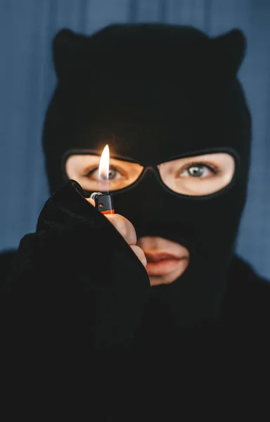 Moslim vrouw terrorist met een aansteker voor haar gezicht. Selectieve focus in lichter — Stockfoto