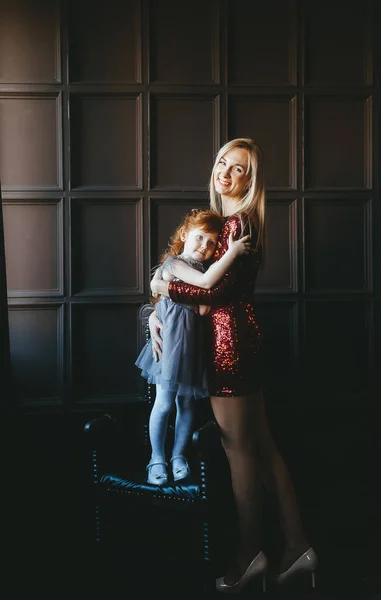 Mutter mit kleiner rothaariger Tochter drinnen zusammen. Urlaub, Geburtstag. — Stockfoto