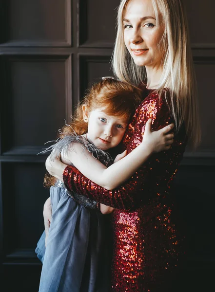 Mutter mit kleiner rothaariger Tochter zu Hause zusammen. Nahaufnahme-Porträt — Stockfoto