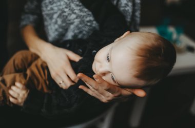 Güzel çocuk annesinin elinde dinleniyor..
