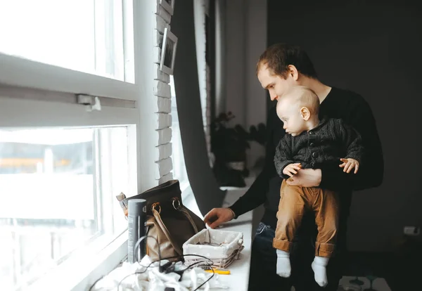 Vater und sein kleiner Sohn zu Hause in Fensternähe. Lebensstil. — Stockfoto