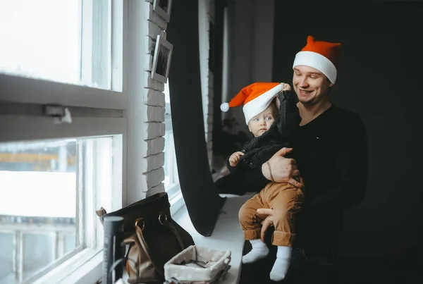 Feliz padre e hijo en sombrero de santa — Foto de Stock