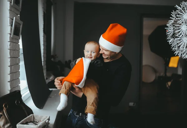 Padre amoroso con hijo en santa gorra sonriendo juntos —  Fotos de Stock