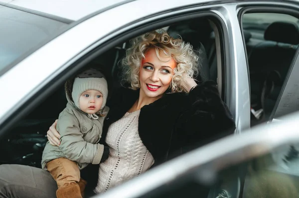 Allegro madre bionda e figlio bambino seduto in auto — Foto Stock