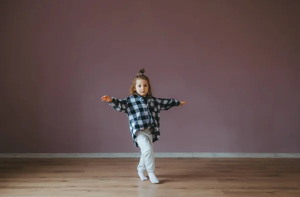 Cute little girl in shirt and jeans in dance studio — Stock Photo, Image