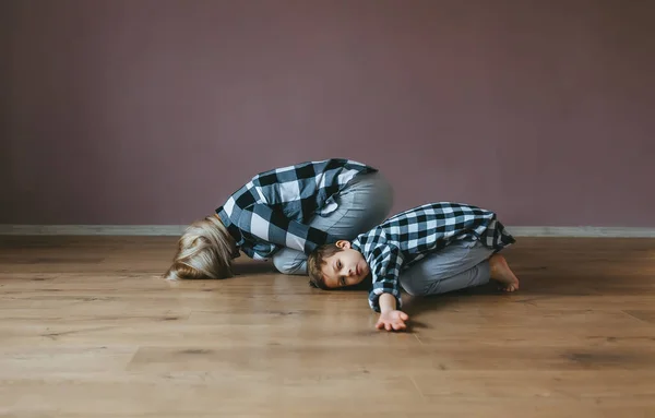 Madre e figlio che fanno esercizio di yoga a casa — Foto Stock