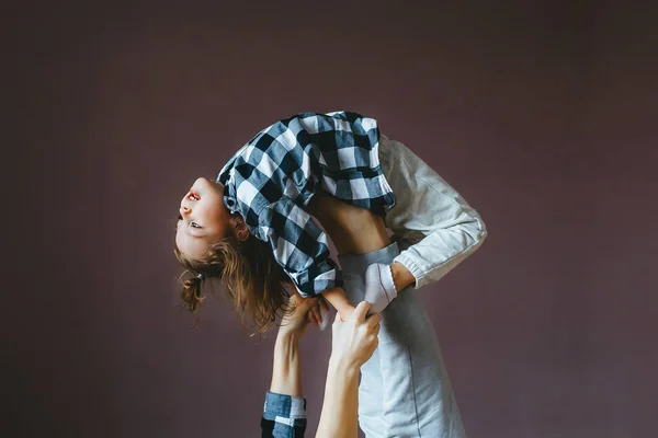 A menina faz um exercício acrobático com a mãe. Retrato de close-up — Fotografia de Stock