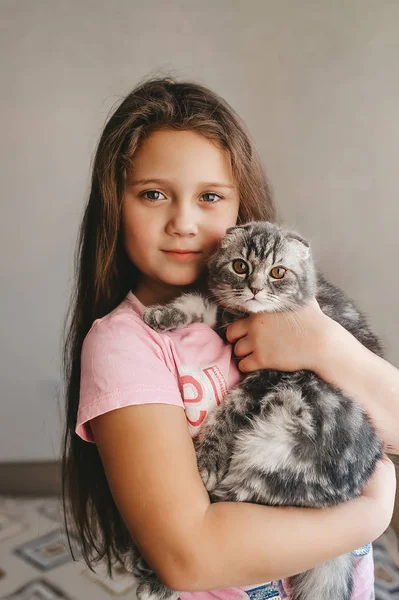 Krásné dítě s roztomilé kotě odpočívá doma. — Stock fotografie
