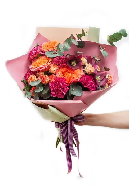 Floristin mit einem bunten Blumenstrauß in der Hand. — Stockfoto