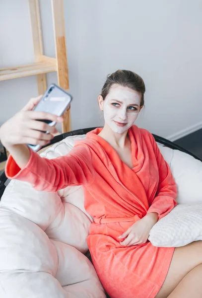 Chica Está Tomando Selfie Mientras Tiene Mascarilla Facial Ella Casual — Foto de Stock