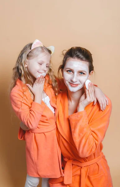 Retrato Mamá Hermosa Con Hija Pequeña Que Usa Batas Baño — Foto de Stock