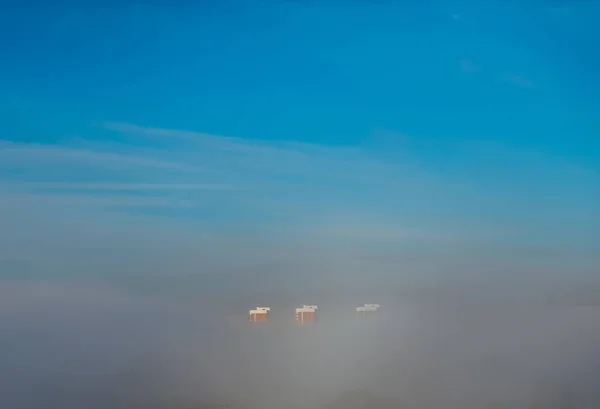 Drie Wolkenkrabbers Verborgen Dikke Mist Bovenaanzicht — Stockfoto