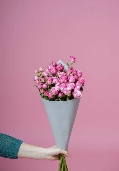 Ženská Ruka Drží Růže Růžovém Pozadí Kytice Květin Gratulaci — Stock fotografie