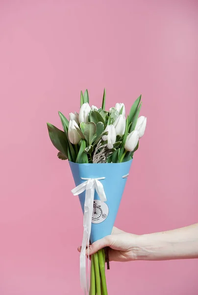 Hermoso Ramo Tulipanes Blancos Embalaje Azul Una Mano Femenina Sobre —  Fotos de Stock