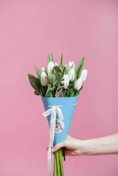 Prachtig Boeket Witte Tulpen Blauwe Verpakking Een Vrouwelijke Hand Roze Rechtenvrije Stockafbeeldingen